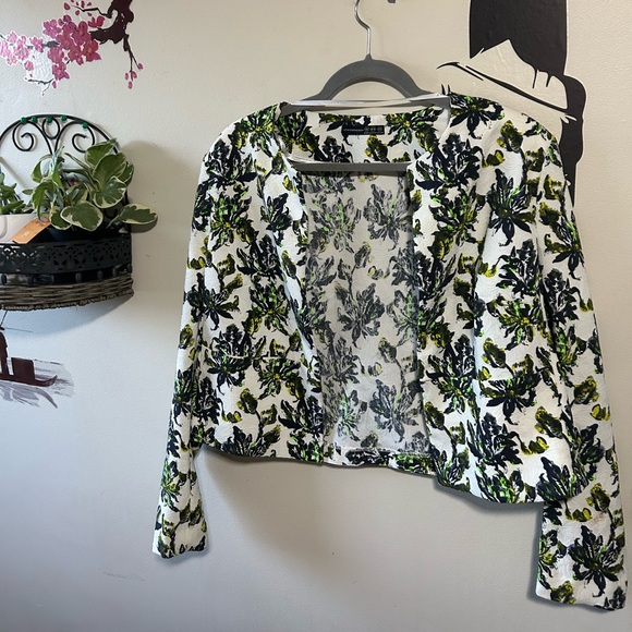 Atmosphere White Floral Jacket - Picture 3 of 8